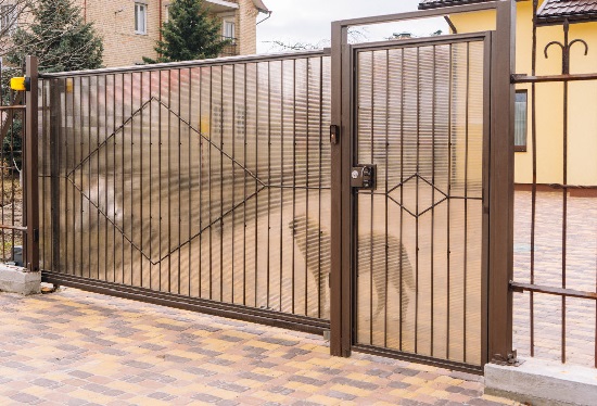 Купить ворота из профлиста с элементами ковки, с металлическими столбами в рамке или под дерево в Дедовске от 153540 руб